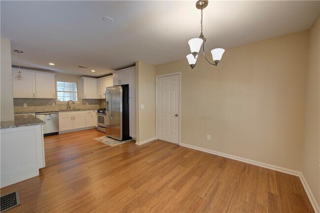 Building Photo - 735 Country Manor Way