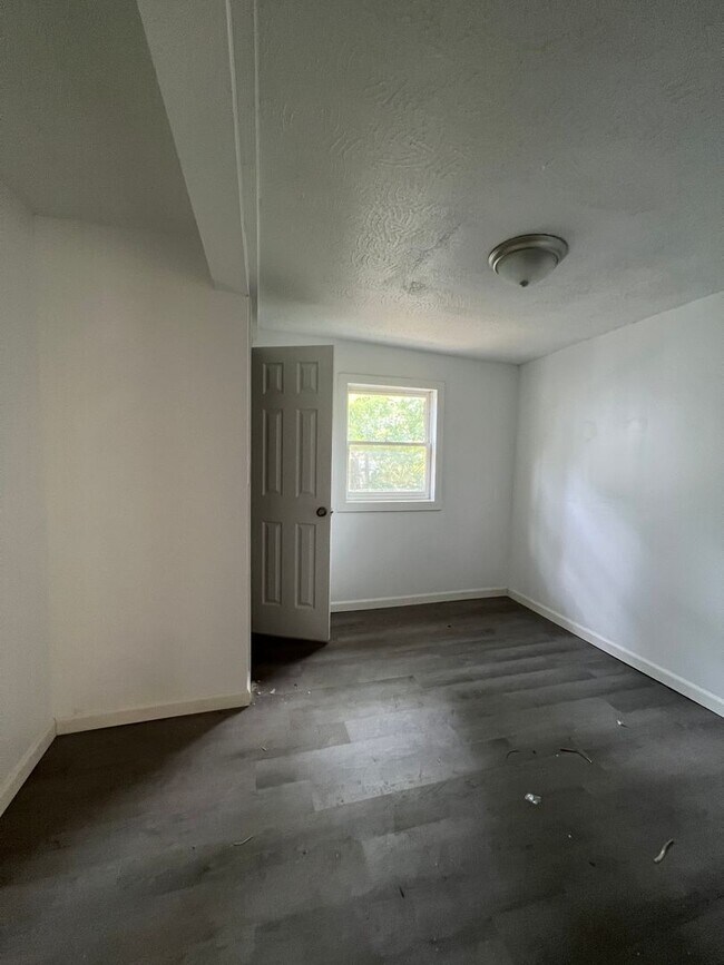 Foto del edificio - Available now recently remodeled 3 bedroom...