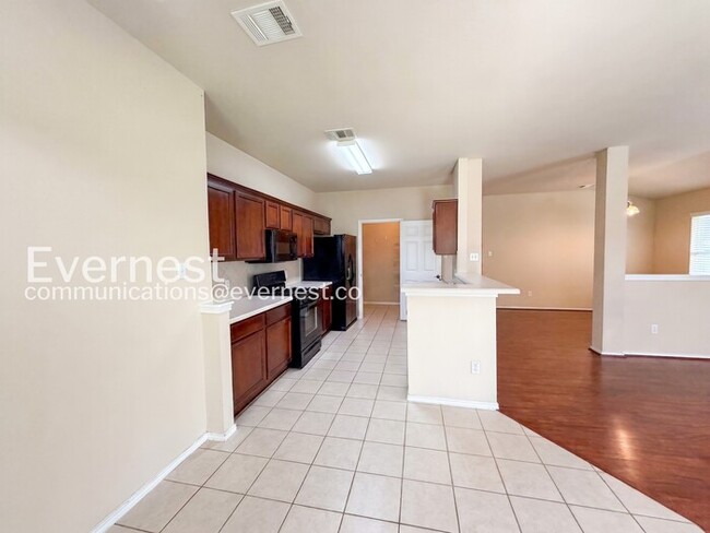 Building Photo - 4 Bed, 2 Bath Home with Fenced Yard and Garage Parking / Available now!