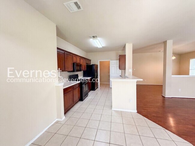 Foto del edificio - 4 Bed, 2 Bath Home with Fenced Yard and Garage Parking / Available now!