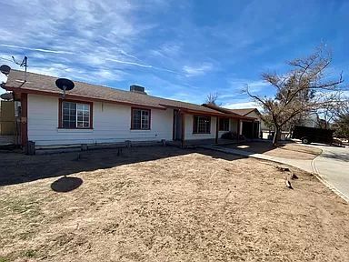 Building Photo - This home features 3 bedroom 2 bath