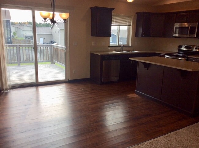 Building Photo - Beautiful, spacious townhouse for rent