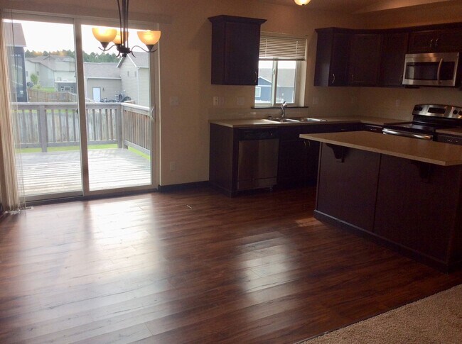 Foto del edificio - Beautiful, spacious townhouse for rent