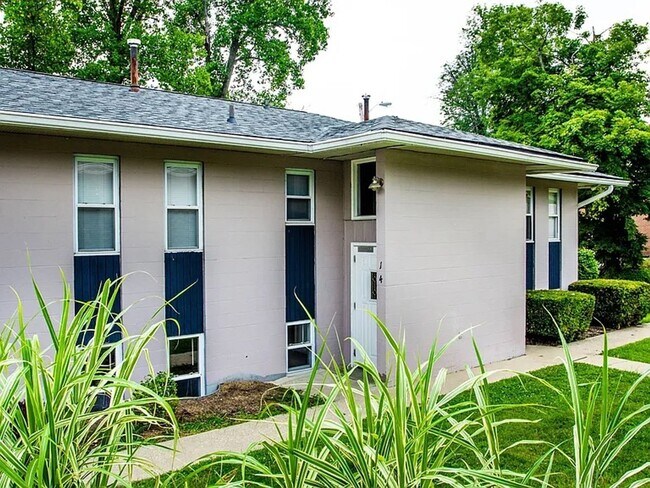 Interior Photo - 400-402 S Henderson