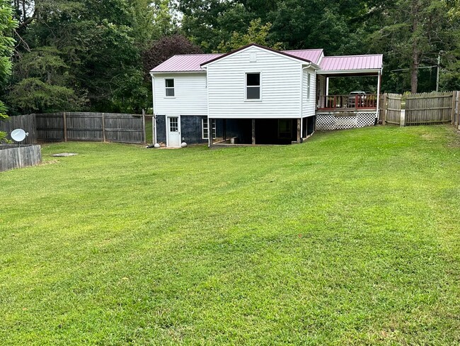 Building Photo - 2-Bedroom Home with Fenced-In Back Yard an...