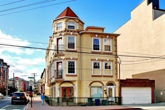 Building Photo - 600 Grand St