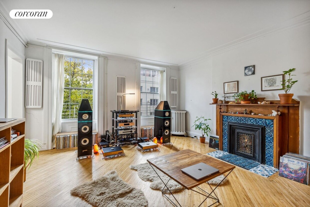 Primary Photo - 5 Monroe Place