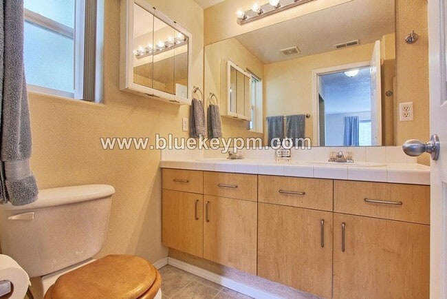 Building Photo - 3 Bed, 2.5 Bath Home in Beaverton near Wes...