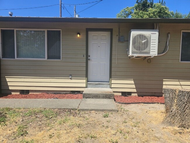 Building Photo - 2 bedroom 1 bath for Rent in Grants Pass