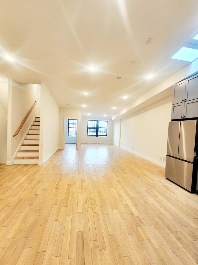 Building Photo - 131 Hopkins Ave