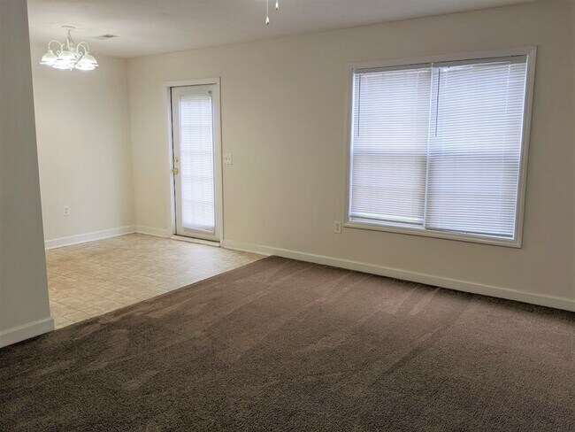 Foto del edificio - LARSON PLACE TOWN HOMES