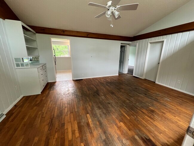 Living Room - 2602 W John St