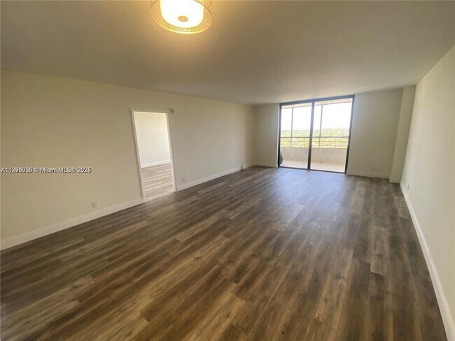 Foto del edificio - 2500 Parkview Dr