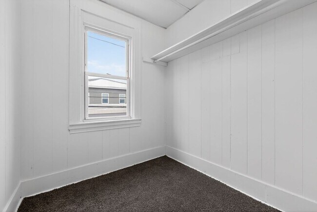 Building Photo - 405 Main St