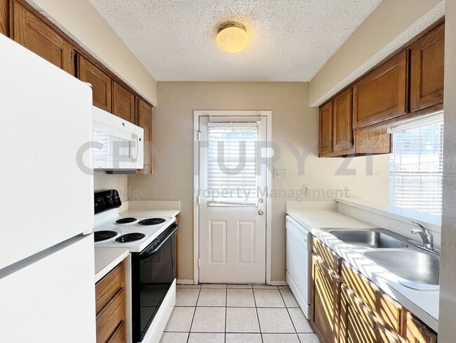 Building Photo - Lovely 2-Story 2/2.5 Condo in Denton For Rent!