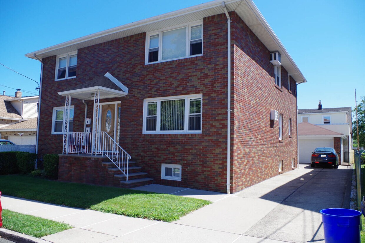 Primary Photo - 22 Davison St