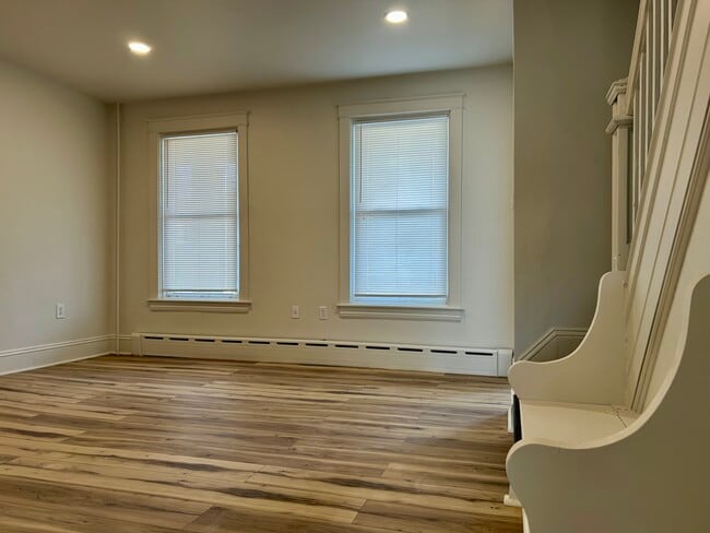 Building Photo - 19 E 3rd St