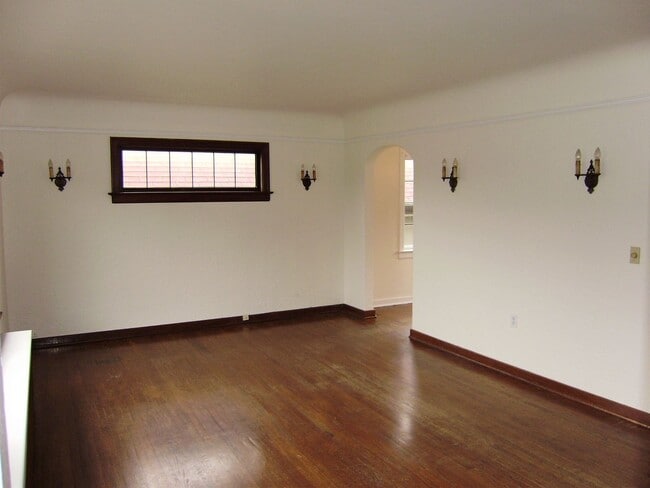 Building Photo - 111-115 E Roanoke, 2523 - 2529 Eastlake Ave E