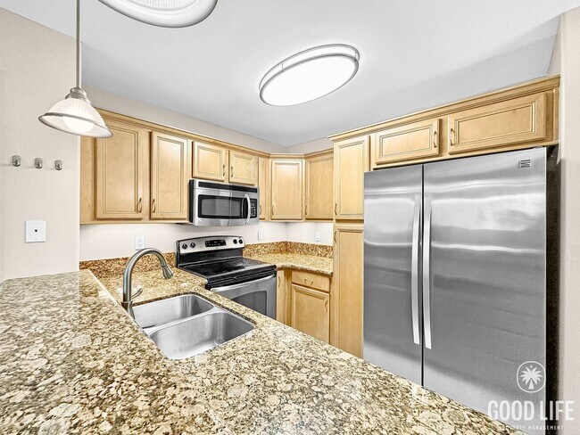 Building Photo - Great 2B/2BA Top-floor condo with Balcony and in unit Washer/Dryer