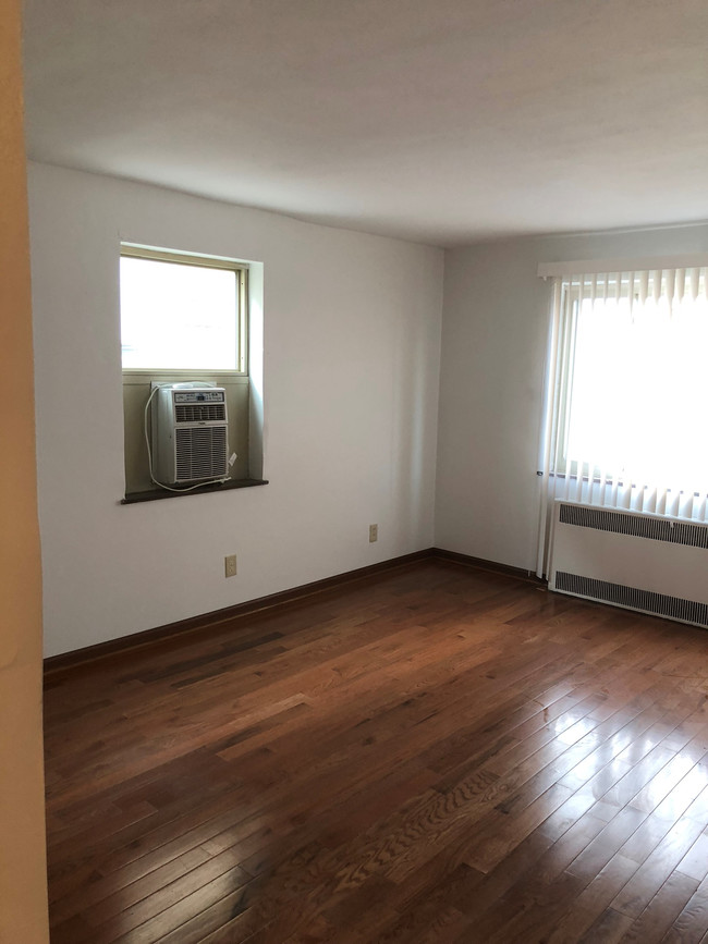 Living Room - 935 Tennessee Ave