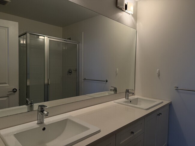 Photo du bâtiment - 15858 Fraser Hwy