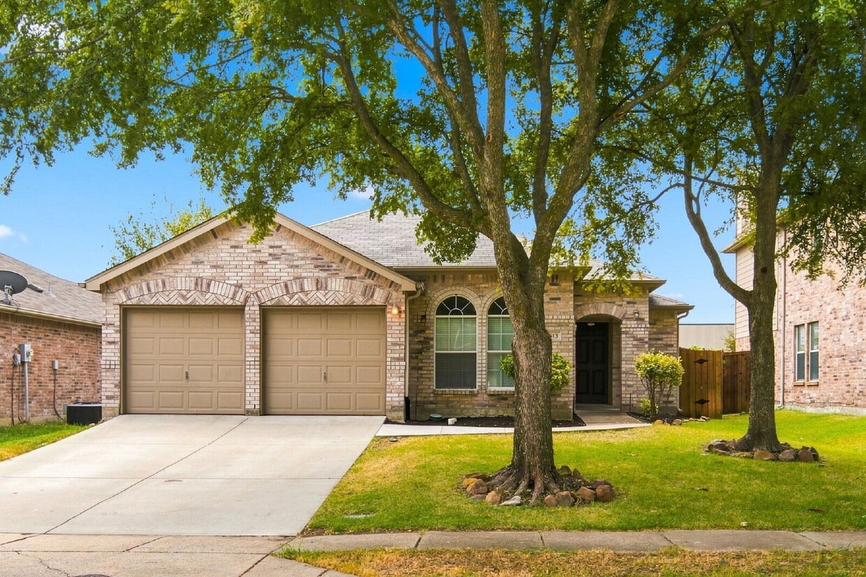 "Inviting 3-Bedroom Home With Great Storage & Private Backyard Setting!" - "Inviting 3-Bedroom Home With Great Storage & Private Backyard Setting!"