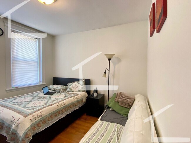Building Photo - 9/1 Charming, light filled 1BR near B Line...