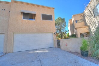 Building Photo - 10028 Del Chaparral Ct NE