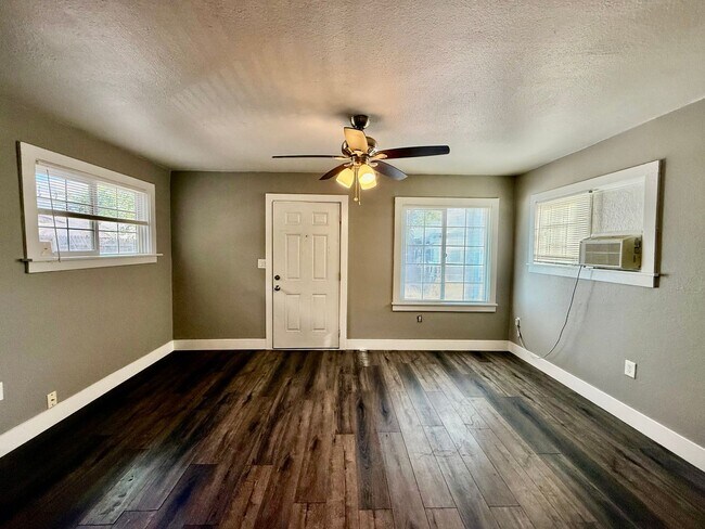 Building Photo - Cute Studio Home available NOW