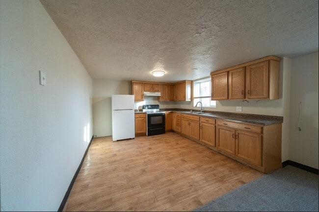 Building Photo - 480 E 200 N