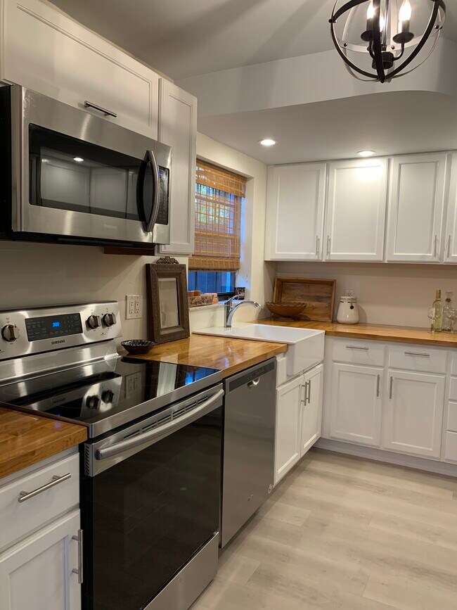 ¿Te encanta cocinar? ¡Esta cocina tiene mucho espacio de almacenamiento y para preparar alimentos! - 1202 N Andrews Ave