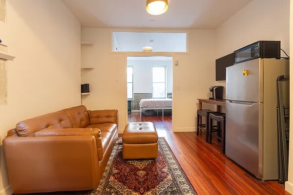 Foto del edificio - 223 W 10th St