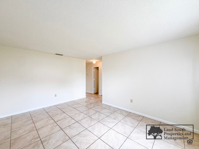 Foto del edificio - 5818 Charlton Dr