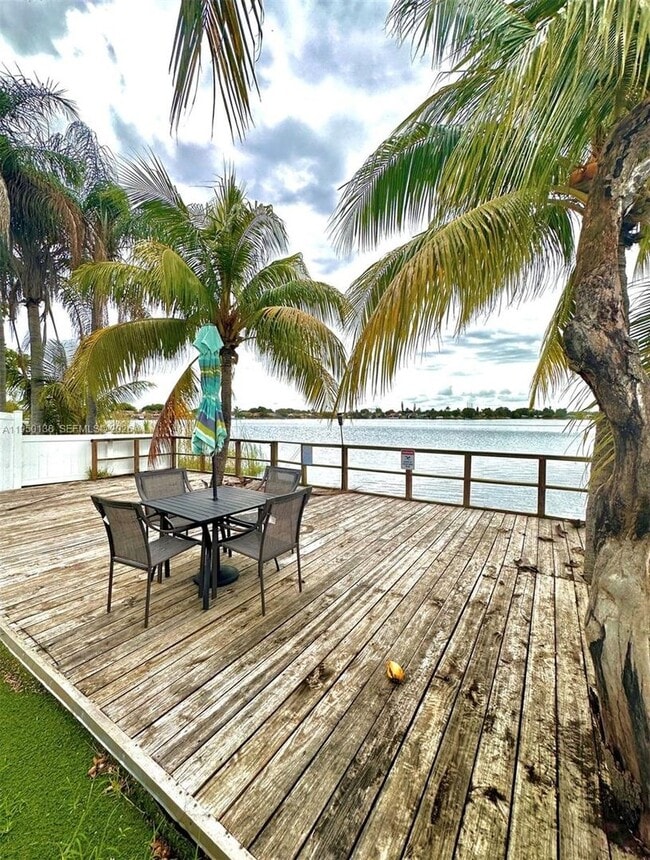 Building Photo - 2431-2433 SW 58th Manor