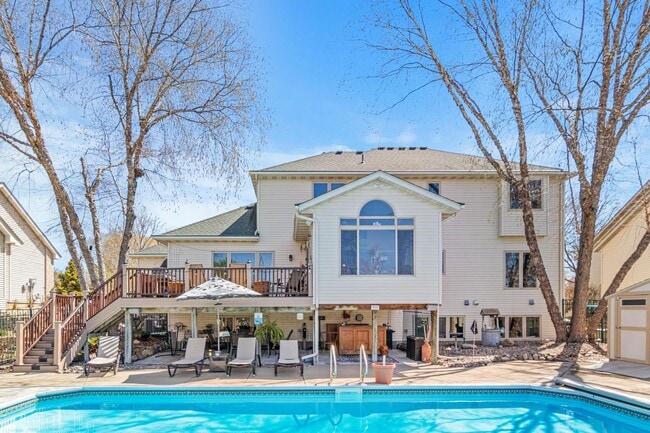 Foto del edificio - Luxury 4-Bed Retreat with In-Ground Pool & 3-Car Garage