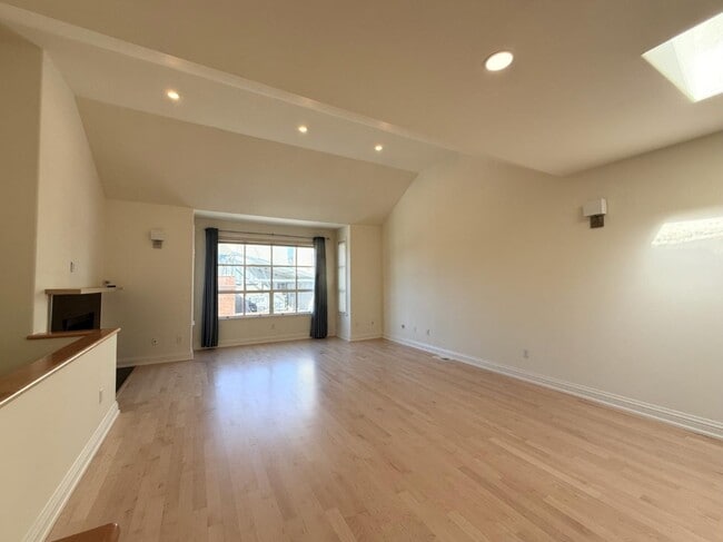 Building Photo - 85 Rousseau St