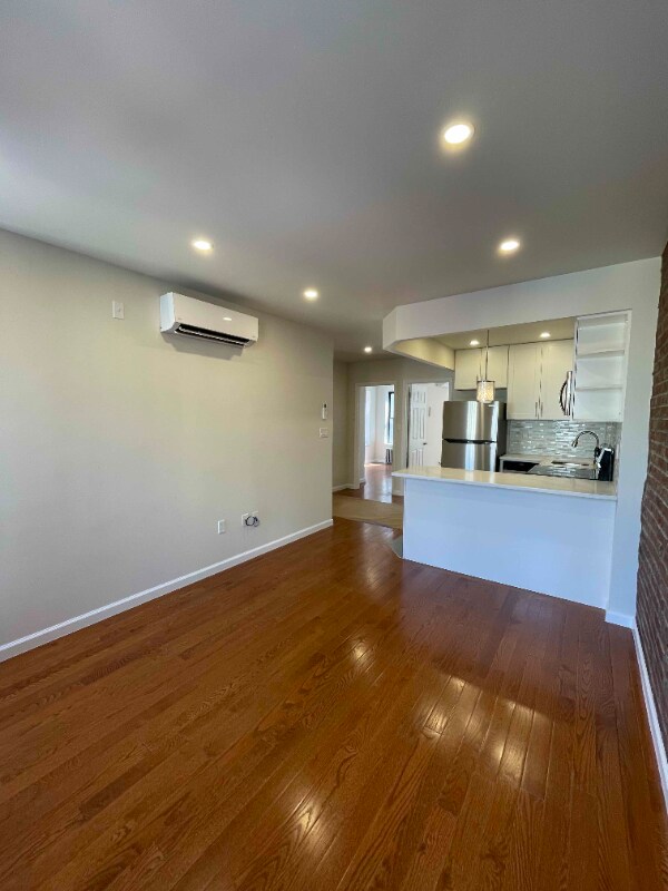 Foto del edificio - 319 E Houston St