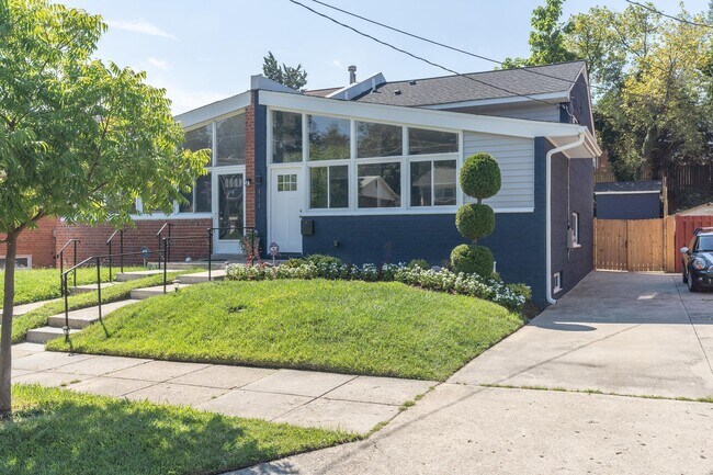 Foto del edificio - 819 Kennedy St NE