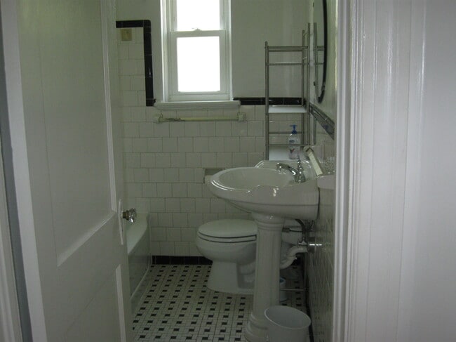 Building Photo - 3405 Cutshaw Ave