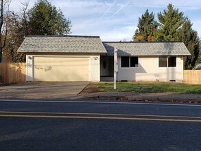 Building Photo - 7913 SE Clackamas Rd