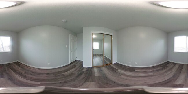 Foto del edificio - Upstairs 2 Bedroom/1 Bath Apartment with Garage in Charming and Well Maintained Four-Plex