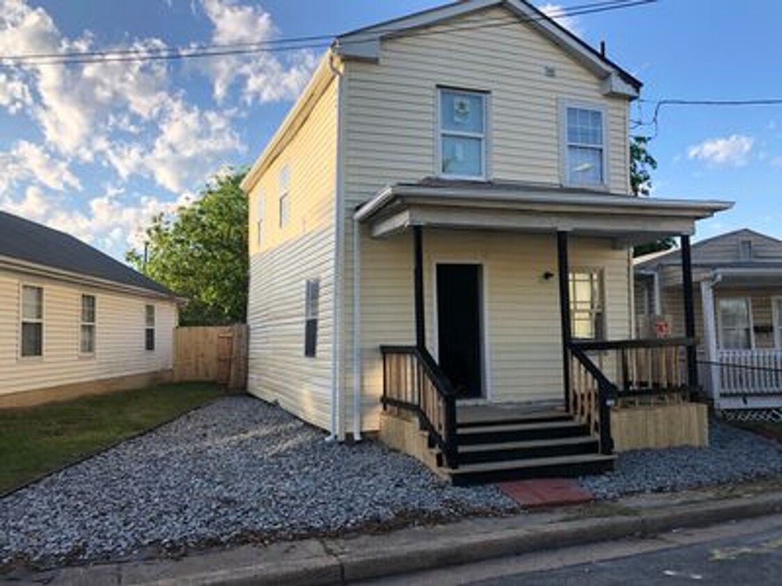 Primary Photo - 3 bedroom 2 bath house