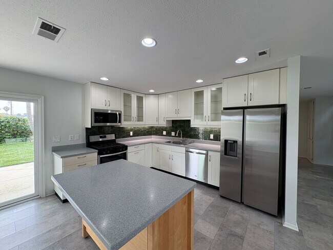 Building Photo - Welcome to this stunning 3-bedroom, 2-bath...