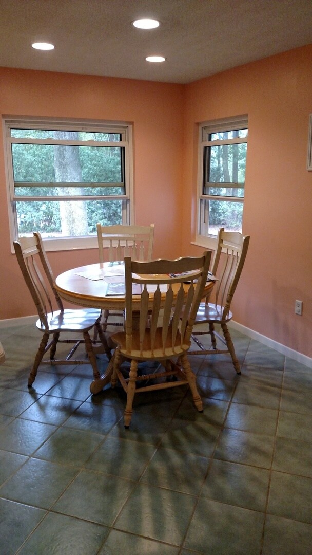 Building Photo - Beautiful 4/2.5 home in quiet neighborhood