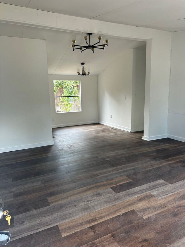 Primary Photo - Recently Remodeled 3 Bed 2 Bath Home off O...