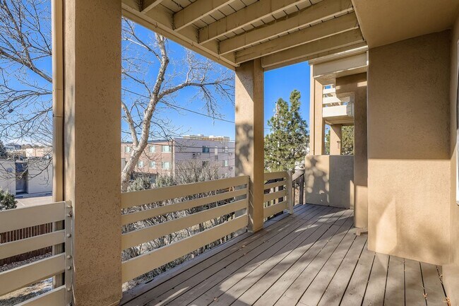 Foto del edificio - Beautifully Renovated Townhouse in Glendale Near Infinity Park