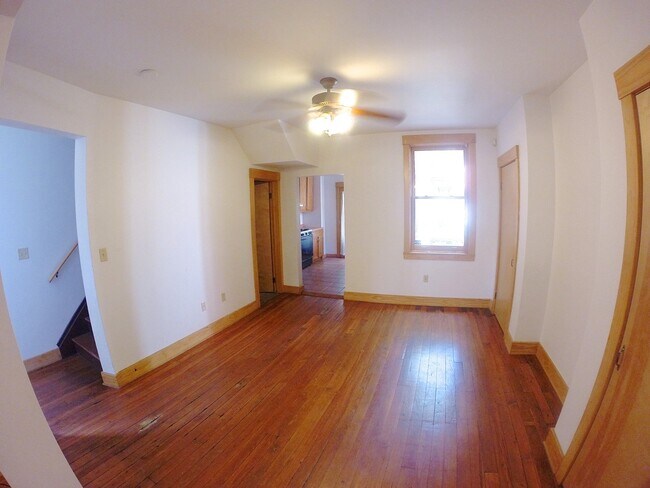 Building Photo - 8/1 Updated 4 Bed House, Fenced-In Yard, Q...