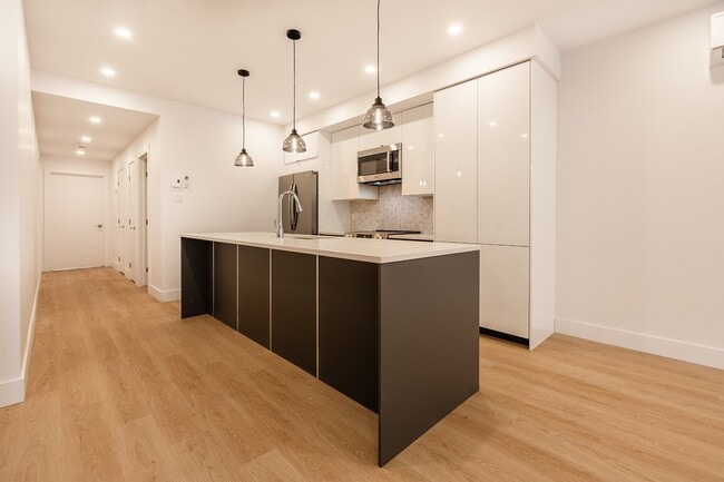 Building Photo - 364 Rue Delinelle