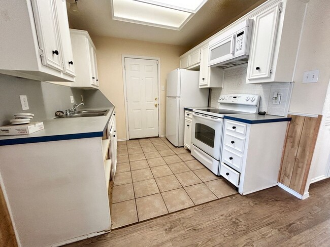 Building Photo - 2 Bed/ 1.5 Bath Available**** 1/2 Off Firs...