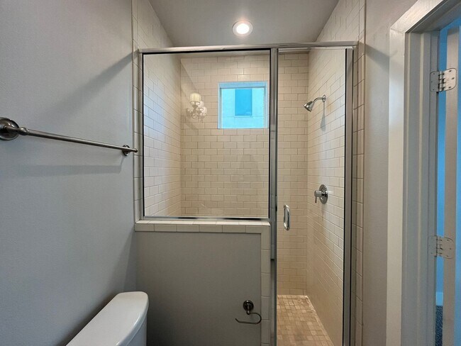 Building Photo - Stunning-3 bedroom, 3.5 bath!! 4TH MONTH H...